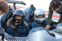 「ストラダーレ」専用のヘルメットを供給するスティーロをかぶって、いざ、コックピットへ。助手席に座っているのはレーシングドライバーのルイス・ビコッキ（左）。「ケーニグセグ・アゲーラ」の世界最高速テストを担当するなど、恐れを知らない開発テストドライバーとしても名高い。