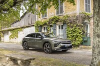 2015年に販売終了した「C5」以来のセダン／ワゴン系シトロエンとなる「C5 X」。ほかの何にも似ていないスタイリングにまずは引かれる。