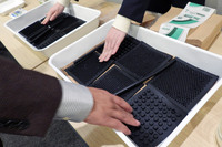 実演コーナーでは、水に浸した状態と乾いた状態で、「タイプウエット」技術が用いられたゴムの硬さを比較。触れただけで如実にその違いが分かる。