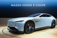 最新の「魂動デザイン」を体現したとされる「ビジョンXクーペ」。全長×全幅×全高＝5050×1995×1480mm、ホイールベース3080mmという、堂々としたボディーサイズの4ドアクーペだ。