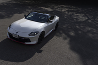 「日産フェアレディZ」の2027年モデルが発売されたのは2026年8月28日のこと。今回の試乗車は「NISMO」の9段AT車だ。