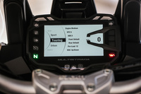 状況に応じて、4つのセッティングの中から最適なものを選択できるライディングモードのセレクト機能。「ムルティストラーダ」シリーズでは2010年にデビューした2代目から採用されている。