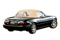 NA型「ロードスター」の幌は、リアスクリーンの部分のみを開ける、通称“NA開け”ができるのが特徴。