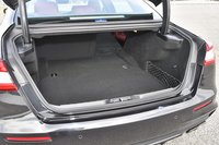 トランク容量は530リッター。後席には6：4の分割可倒機構が備わる。