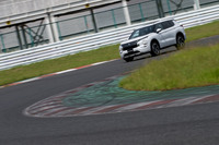 操舵機構には、アシスト用のモーターをコラムではなくギアボックス側に配したデュアルピニオンタイプの電動パワーステアリングを採用。操舵フィールの改善を図っている。