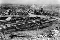 1917年に建設が開始されたリバールージュ工場。フォードの志向した垂直統合を具現した巨大工場であり、敷地内には製鉄用の高炉まで設けられていたが、すべての施設が完成したのは「T型」の生産が終わった後だった。（写真は1927年10月のもの）