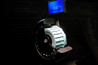 「5ターボ3E」の左右リアホイール内に1基ずつ配されるインホイールモーター。モーター単体の最高出力は272PSで、同最大トルクは2400N・mと発表されている。左右合計の最大トルクは、「オーバーテイク」モードの作動時に4800N・mとなる。