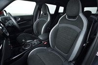 「ダイナミカレザー」と呼ばれるスエード調の表皮素材で仕立てられた「JCWスポーツシート」は、「ジョンクーパーワークス」モデルに標準装備されるアイテム。ヘッドレスト下部に「John Cooper Works」のエンブレムを配置している。