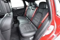 3分割可倒式の後席。真っ赤なシートベルトは、前席のものと合わせて8万円のオプション。