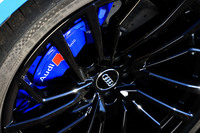 オプションで軽量・高強度で耐熱性にも優れるカーボンセラミックブレーキも用意。キャリパーの色は「アンスラサイトグレー」「レッド」「ブルー」（写真）などから選択できる。