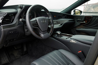 「LS500“エグゼクティブ”」のインテリア。コンパクトなメーターフードやダッシュボードを上下に分けるフィン、広がり感を強調するドアパネルの装飾とキルティングなどが目を引く。