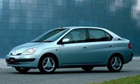 トヨタの量産型ハイブリッド車「トヨタ・プリウス」（初代）。同モデルが出展された1997年の第32回東京モーターショーでは、全般的に、目前に迫る21世紀を先取りした展示が見られた。