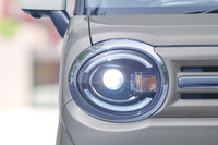 ヘッドランプとポジションランプにLEDを採用する特別仕様車「ワゴンRスマイル ハイブリッドSリミテッド」。車体色とメッキを組み合わせたフロントグリルも同車専用となるアイテムだ。