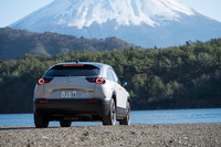 西湖のほとりで。駆動用モーターの最高出力は170PS、最大トルクは260N・mで、リミッターによって最高速は140km/hに設定されている。