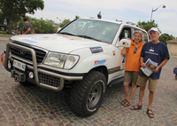 イタリア人夫妻パオロ＆シモネッタ組と、愛車の「トヨタ・ランドクルーザー」。