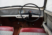 有名な話だが、「MINI」のセンターディスプレイは、かつての「Mini」のセンターメーターをモチーフにしたものだ。