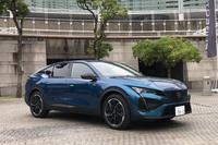 トヨタの「クラウン クロスオーバー」にコンセプトが似ているとカーマニアの間で話題となった「408」。実物は、クラウン クロスオーバーより断然カッコよかった。ベースは「308」だが、デザイン的には「508」のSUV版といった雰囲気である。