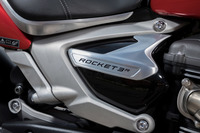 巨大な直3エンジンを搭載する“メガクルーザー”として「トライアンフ・ロケット3」がデビューしたのは2004年。2019年7月に世界初公開された現行型は2代目のモデルにあたり、2294ccだった排気量は2458㏄まで拡大された。