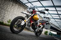 ボディー骨格は専用設計の高張力鋼管製フレーム。パワートレインを剛体として用い、アンダークレードルを廃することで、最低地上高を増やすとともに軽量化も実現している。