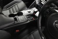 センターコンソールに配置されたタッチパッド式のインフォテインメントシステムコントローラーは「リモートタッチ」と呼ばれるものだが、これが実に使いづらい。数少ない「IS」の欠点だ。