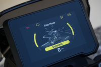 インターフェイスの役割を担う5インチのフルカラーディスプレイ。ライディングモード等の操作画面は、ご覧のとおり“絵付き”となっており、非常に設定がわかりやすく、操作しやすい。