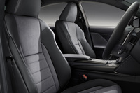 “Fスポーツ モードブラックS”専用となる「ウルトラスエード／L texスポーツシート」。前席にはヒーターとベンチレーション機能が備わる。