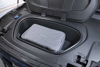 ボンネット下の収納スペースの容量は31リッター。専用バッグに入れた普通充電用ケーブルがぴたりと収まる。