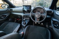 インテリアカラーはブラックのみ。ダッシュボードの眺めは基本的にノーマルの「ヤリス」と変わっていない。