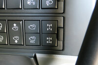 デフロックの操作では、まずはサードデフロックを作動させて2軸と3軸を直結に。次いで、2軸と3軸の左右輪を直結にし、全駆動輪を直結状態にする。「サードデフロックはフリーで、左右輪のみを直結にさせる」という制御は存在しない。