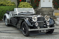 駐日英国大使館に展示された「アルヴィス・ヴァンデンプラス ツアラー」のレストア車両。「コンティニュエーションシリーズ」と同じ1937年型だった。