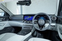 インストゥルメントパネルには12.3インチのモニターが2枚連結されている。