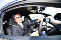 ガソリンV8風サウンドに興奮ぎみの筆者。