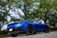 アストンマーティン各モデルに共通する特徴的なデザインのLEDリアコンビネーションランプは、「DB11 AMR」の場合スモークタイプとなる。