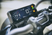 メーターパネルはカラーの液晶タイプ。速度やギアポジションのほか、燃費や平均車速も表示可能。