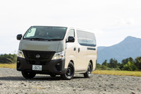 三菱自動車製の2.4リッター4気筒ディーゼルターボエンジンは最高出力132PS/3250rpm、最大トルク370N・m/2000rpmを発生する。