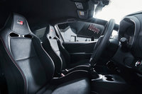 「ヴィッツGRMN」のインテリア。専用のスポーツシートが装着される。