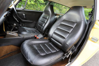 かつての風合いを残したレザーシート。中央に見える赤いレバーの付いた“箱”は、3点式シートベルトのバックルである。