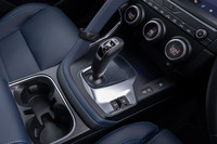 トランスミッションはZF製の9段AT。ジャガーでおなじみのイグニッションオンでせり上がってくるダイヤル式シフトセレクターではなく、「F-TYPE」と同様のレバータイプのシフターが採用される。