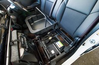 モーターを駆動するリチウムイオンバッテリーは、助手席シートアンダーボックスのさらに下に収納されている。