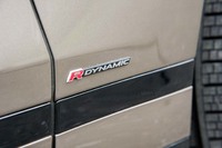 フロントフェンダーの後ろに備わる「R-DYNAMIC」のバッジ。そのさらに後ろのボディーパネルの隙間から、チリの狭さを確認できる。