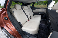 リアドアガラスのアコースティックガラス化やリアまわりへの制振材・吸音材の追加によって後席の静粛性も向上している。