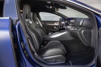 ヘッドレスト一体式となるデザインのフロントシートを採用。シート表皮は、「ダイヤモンドキルトデザイン」も選択できる。