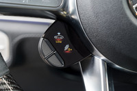 ステアリングホイールに備わる「AMGドライブコントロールスイッチ」。2つのボタンにはサスペンション特性の切り替えなど、任意の調整機能を割り当てることができる。
