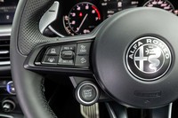 エンジンのスタートボタンはステアリングホイールのセンター左下にレイアウトされる。スポーク部のスイッチに見られる通り、運転支援システムは充実している。