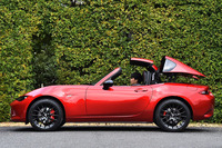 ハードトップは3分割構造。約13秒でキャビンの後方に収納される。10km/h未満なら走行中の開閉操作が可能。