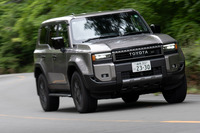 日本では2024年4月に発売された「トヨタ・ランドクルーザー“250”」。ランクル3兄弟のなかでは「プラド」の後継にあたるライトデューティー系のモデルだが、トヨタでは同車を、ファミリーの新たな中核車種と位置づけている。（写真：向後一宏）