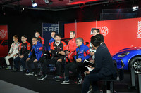 トークショーには、両車の開発に携わった複数のメンバーが参加。和気あいあいとした雰囲気のなか、さまざまなエピソードが披露された。