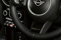 「RESOLUTE」エンブレム入りのナッパレザーステアリング。