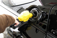 ヤマヒロせるふ武蔵野にて給油を受ける「ダッジ・バイパー」の図。記者の腕がヘンな感じにつっぱらかっているのは、自分で給油しているところを自分で撮影しているからである。求ム助手（ver.2）。