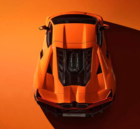 「レヴエルト」のシステム最高出力は1015PS。0-100km/h加速はわずか2.5秒でこなす。